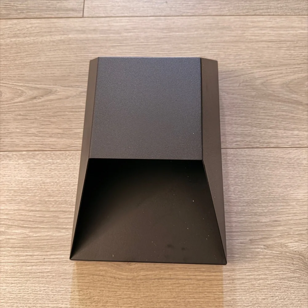 Elegant Black Outdoor Wall Light - Picture 7 of 8